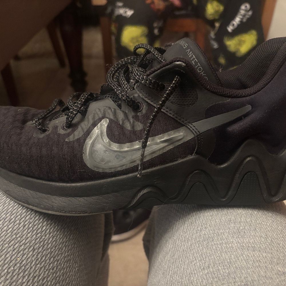 Nike Black Low-Top Athletic Sneakers with White Tag Detail